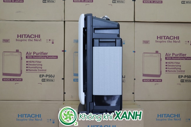 Để có thể tạo ẩm, bạn cần đổ nước vào khay phía bên cạnh của thiết bị. Hình ảnh máy Hitachi EP-P50J theo chiều ngang.